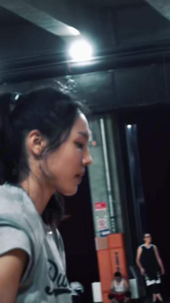 篮球女孩!张茹苦练各种进攻技巧:我看看谁没训练