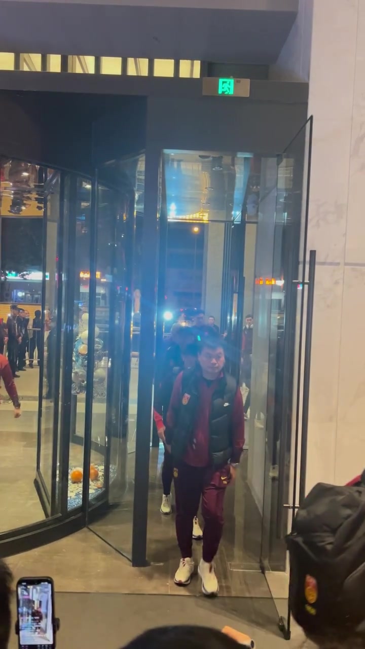国足抵达酒店,有球迷高喊:颜骏凌一门!大雷七喜好不好喝?